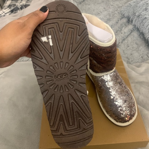 Reversible sequins UGG boots - Picture 2 of 5